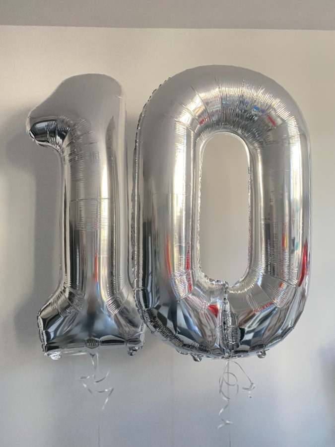 Cyfry 1 i 0 w srebrnym kolorze z helem