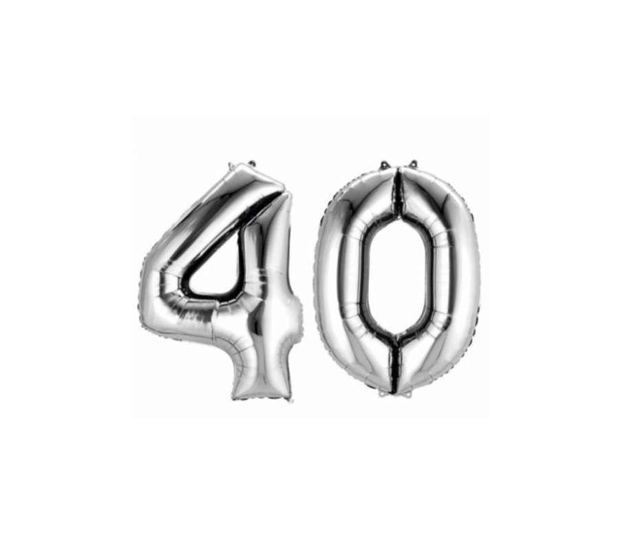 Srebrne cyfry 4 i 0 z helem