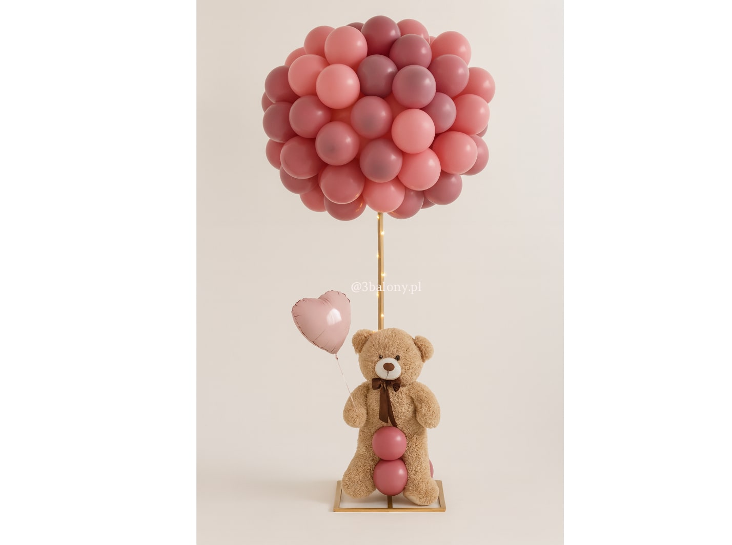 Urocza dekoracja – pluszowy miś z różowymi balonami i lampkami LED