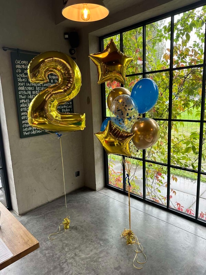 Balony wypełnione helem z cyfrą 2