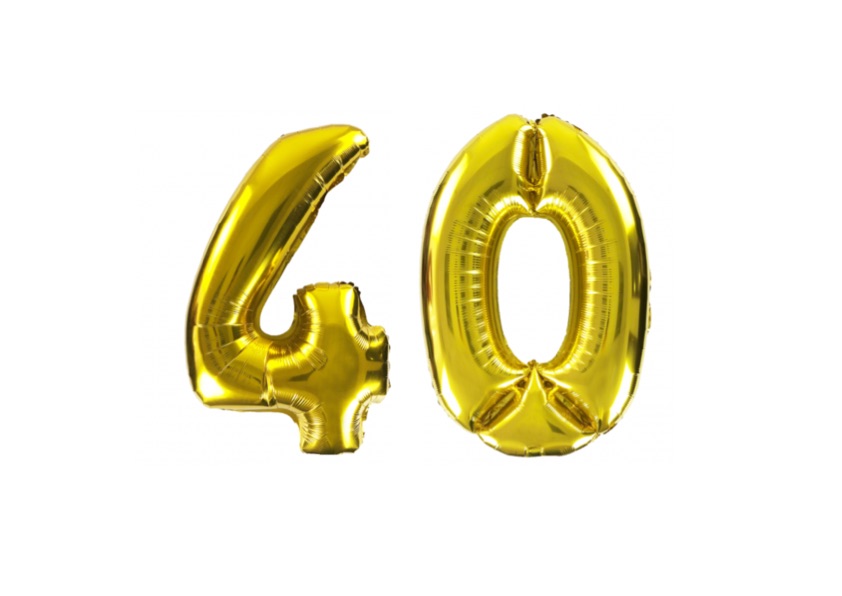 Cyfry 4 i 0 w złotym kolorze z helem