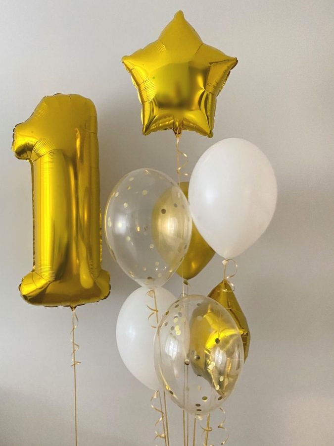 Duża cyfra z helem i gwiazdki w bukiecie