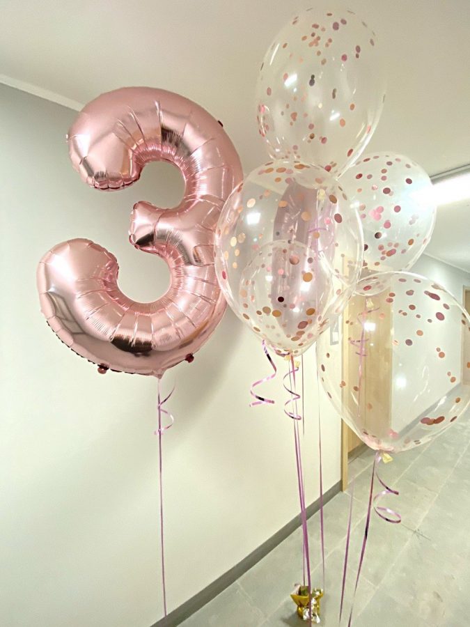 Cyfry 30 z helem w kolorze różowe złoto