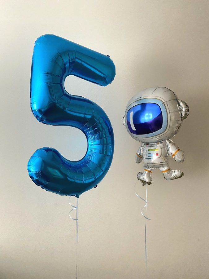 Balon cyfra z balonem astronauta pompowany helem