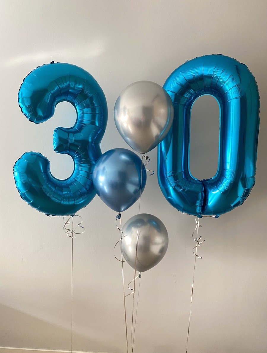 Niebieskie cyfry i trzy balony metaliczne
