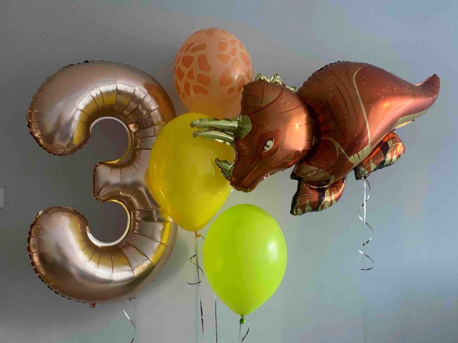 Balon w kształcie dużego dinozaura (Triceratops) w zestawie