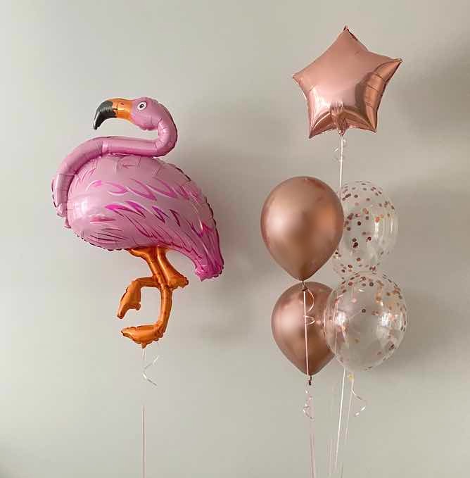 Balon flaming z bukietem w kolorze goldrose