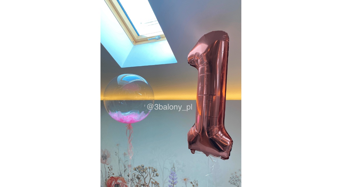 Balon bubble wypełniony różowymi piórkami z cyfrą 1