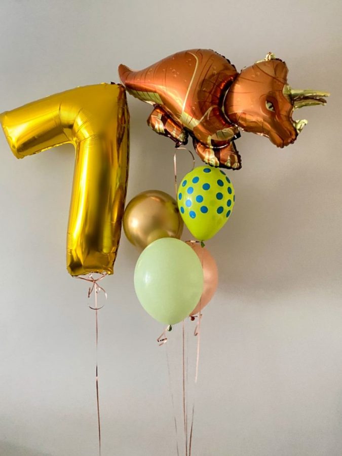 Balon cyfra w bukiecie z balonem triceratops