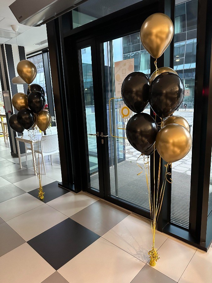 Dwa bukiety balonowe w złotym i czarnym kolorze
