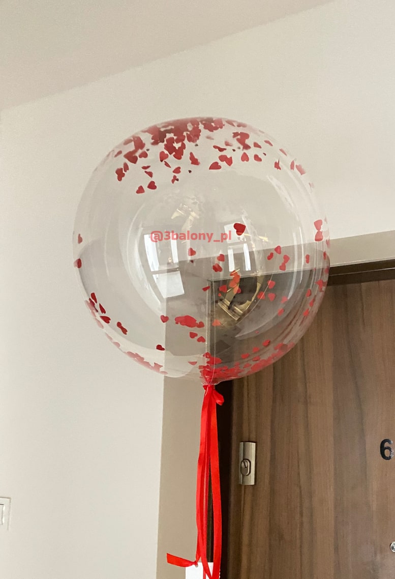 Balon z Konfetti w Kształcie Czerwonych Serc – Romantyczna Dekoracja na Wyjątkowe Chwile
