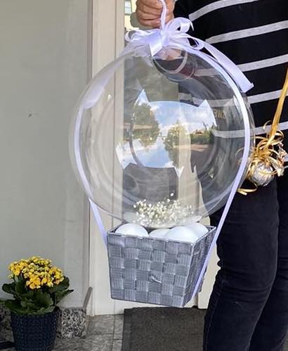 Balon w koszyczku z napisem