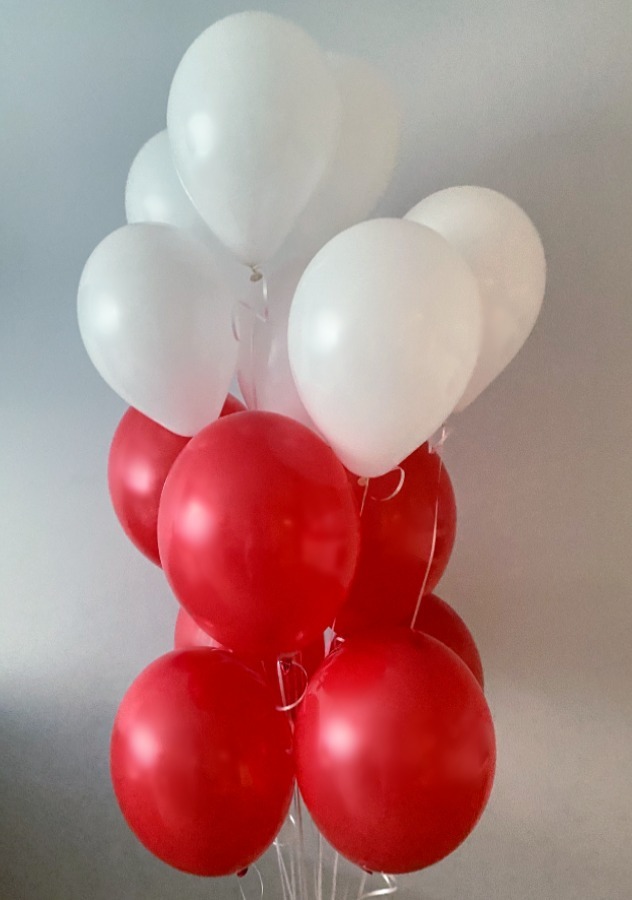 Balony lateksowe ułożone do koloru flagi Polski