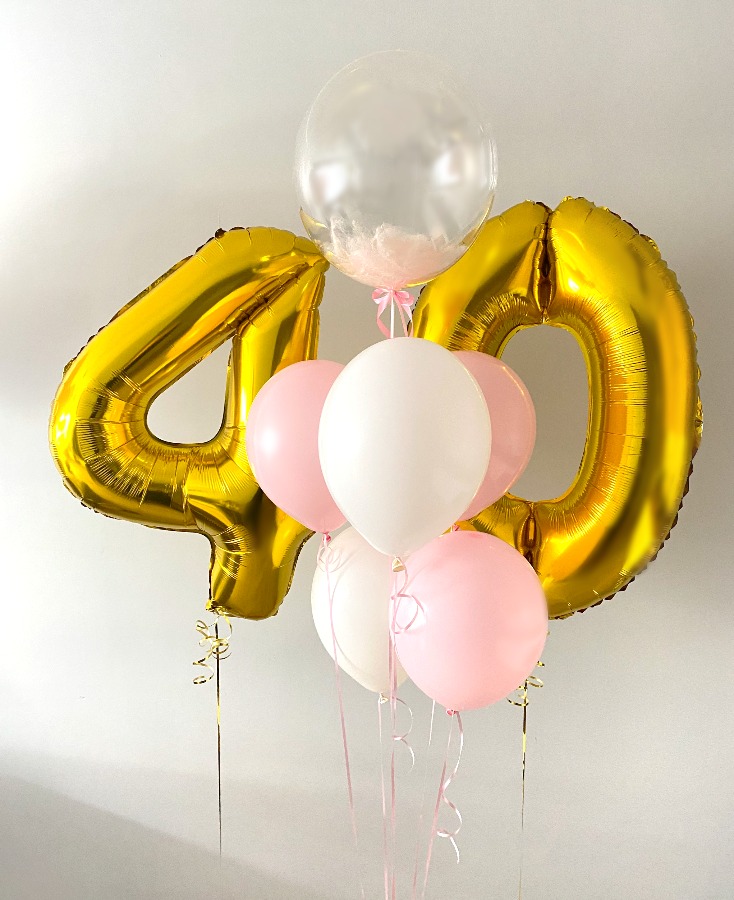 Dwie cyfry 4 i 0 oraz lateksowe balony z helem