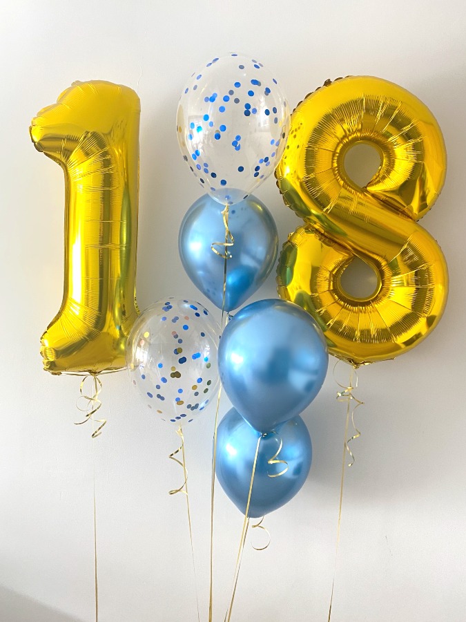 Dwie złote cyfry z balonami lateksowymi w niebieskim kolorze