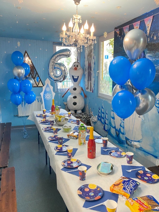 Balony w srebrno-niebieskim kolorze z cyfrą