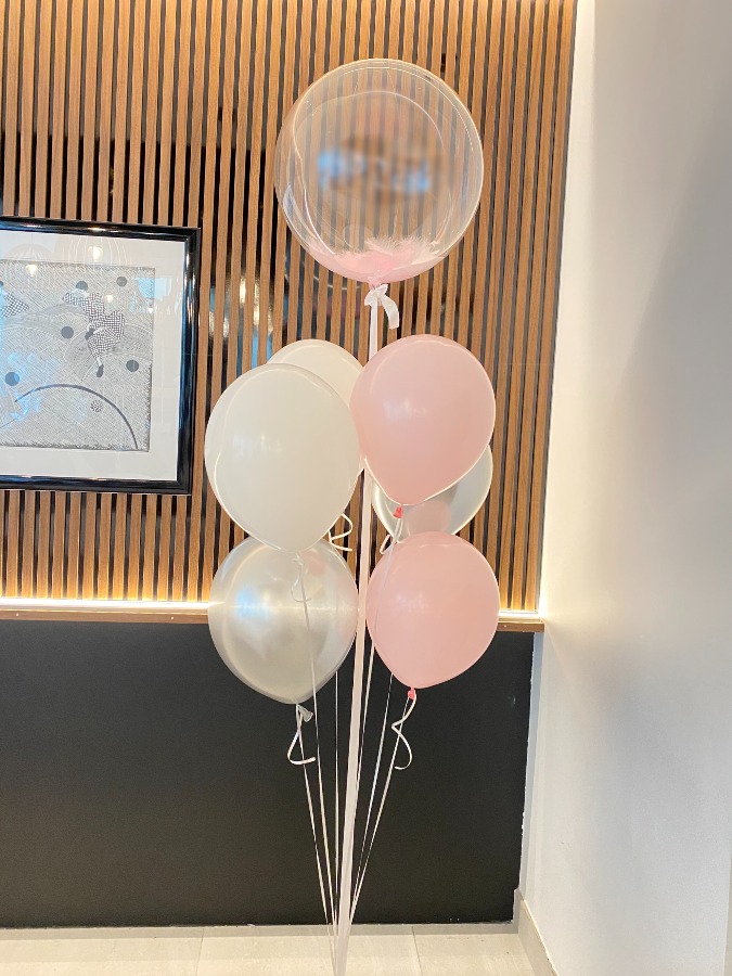 Bukiet z balonem bubble wypełniony piórkami