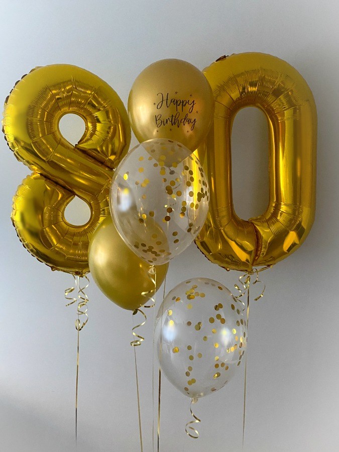 Złoty bukiet balonowy z cyframi 8 i 0 z helem
