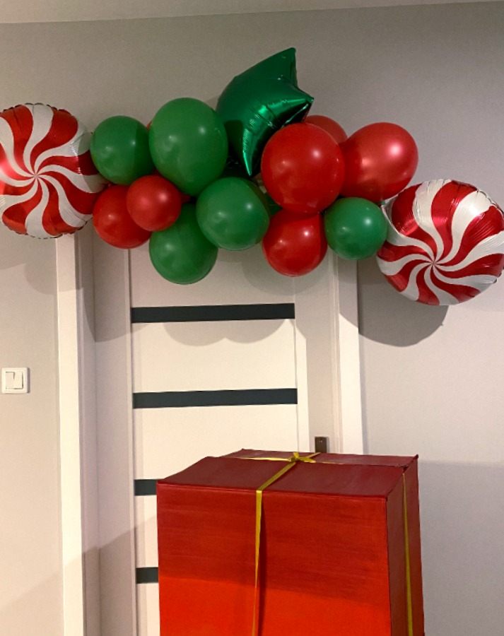 Świąteczna girlanda balonowa