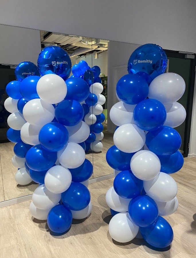 Stojak balonowy w niebiesko-białym kolorze z balonem foliowym na górze