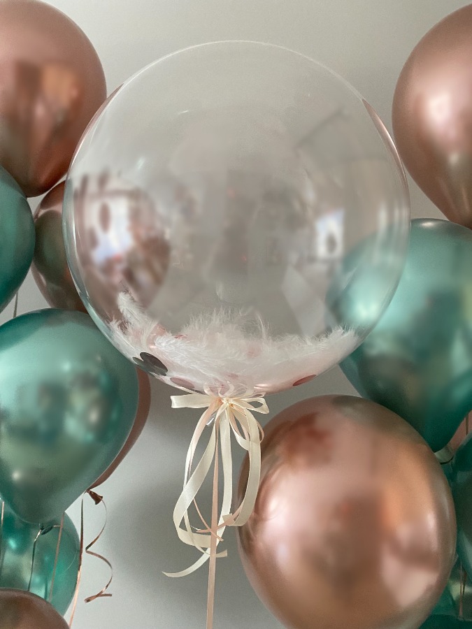 Balon bubble z konfetti oraz piórkami
