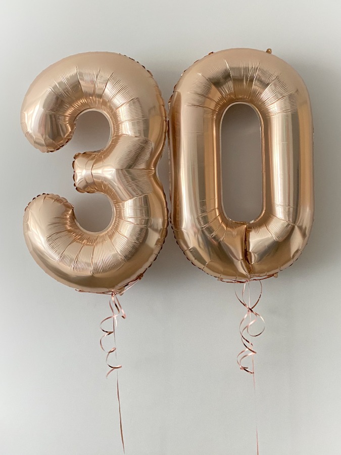 Balony cyfry 3 i 0 w kolorze goldrose