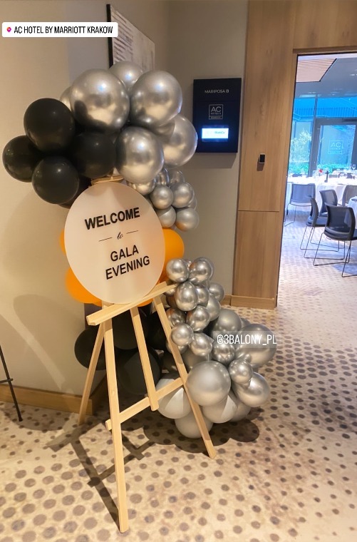 Sztaluga z napisem indywidualnym udekorowana balonami w trzech kolorach