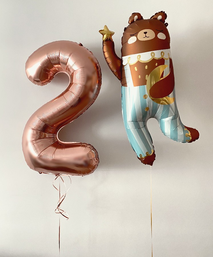 Balon cyfra z balonem w formie misia