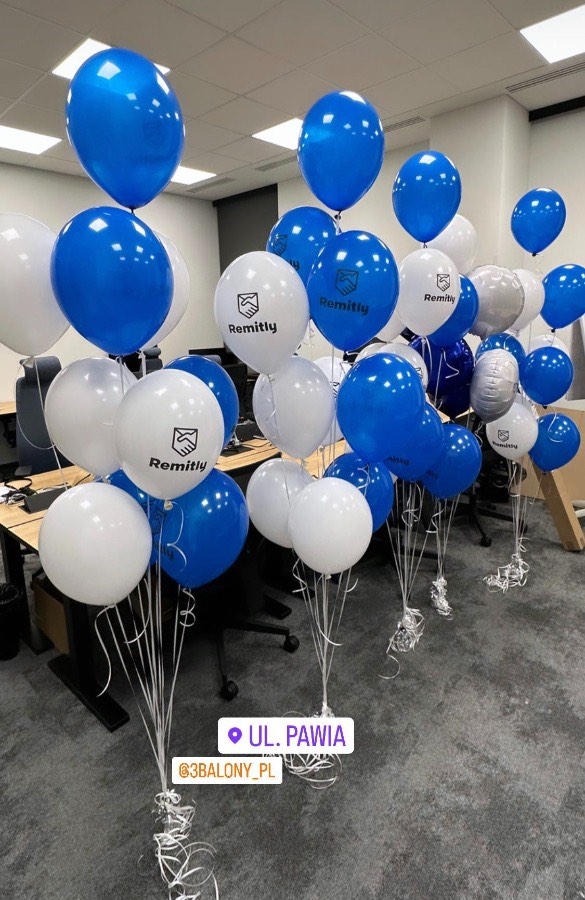 Cztery bukiety balonowe z logo firmy w jednym kolorze