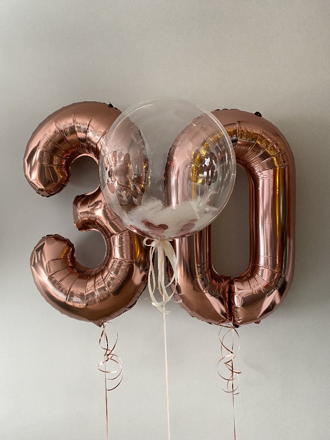 Balony cyfry w kolorze goldrose z balonem bubble