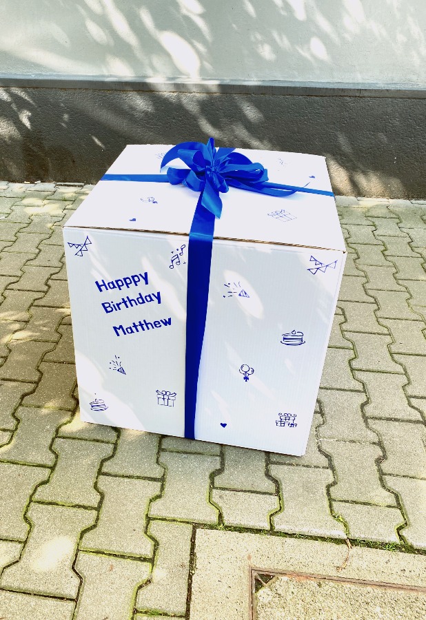 Box z napisem indywidualnym z kokardą