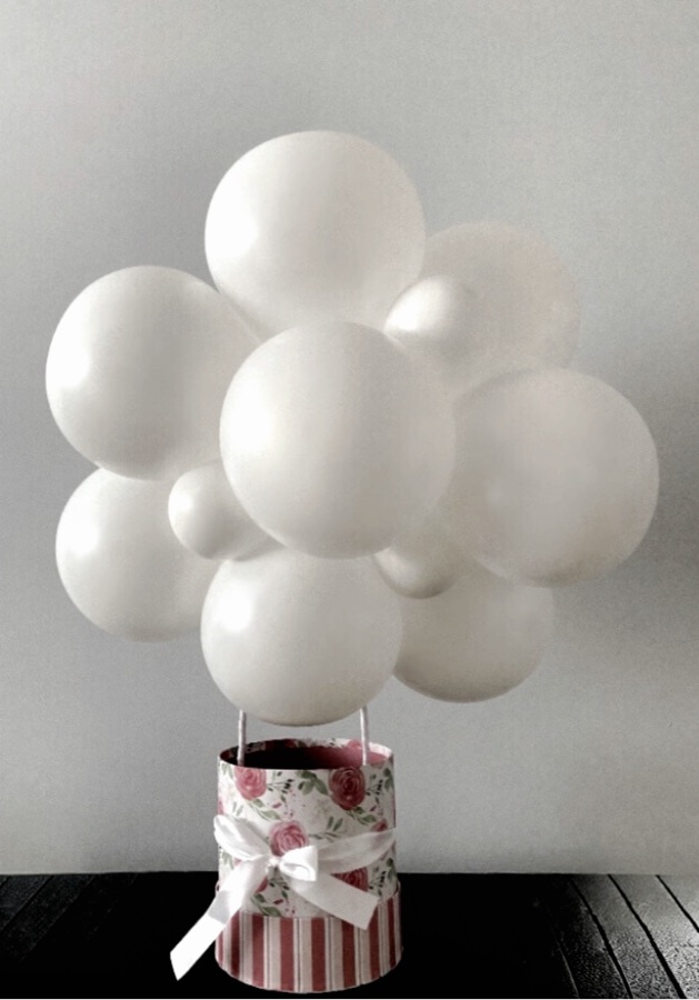 Białe balony w pudełku do dekoracji stołu