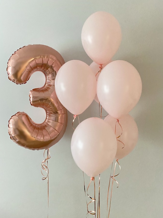 Sześć balonów lateksowych z cyfrą w kolorze różowe złoto
