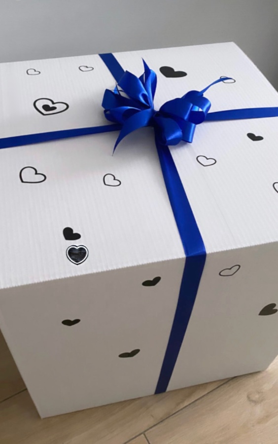 Pudło 50 x 50 cm z kokardą wypełnione małymi balonami