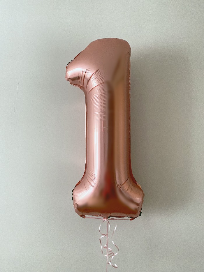 Balon cyfra 1 z helem w kolorze rose gold