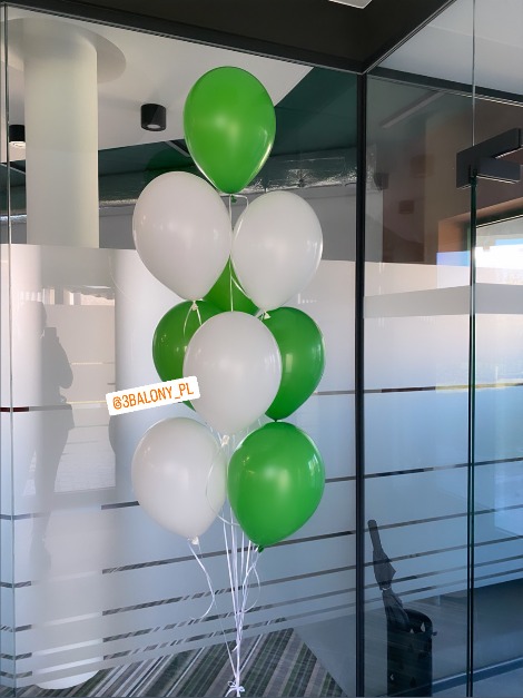 Dekoracje balonowe w zielono białym kolorze z helem