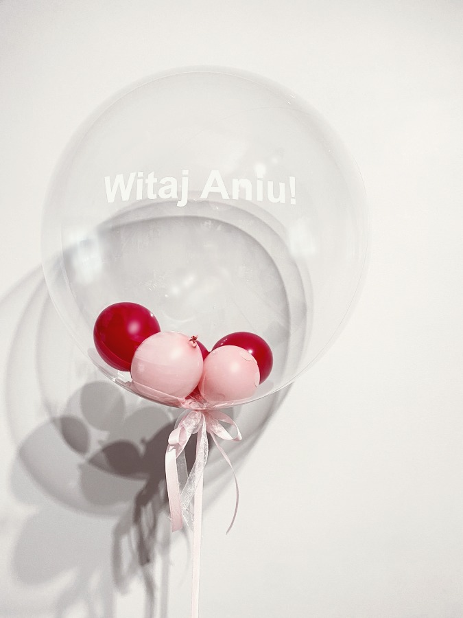 Balon kula z napisem Witaj z małymi balonami w środku