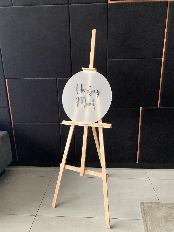 Drewniana sztaluga z napisem indywidualnym