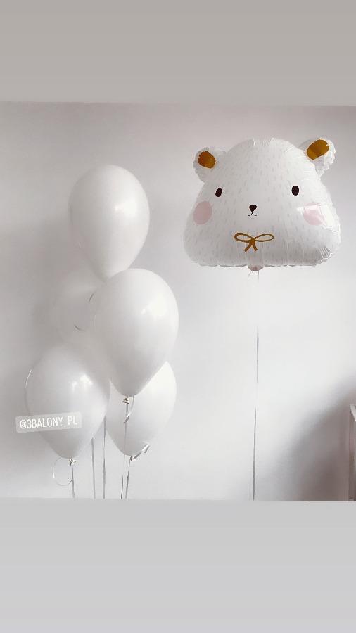 Białe balony w zestawie z białym misiem