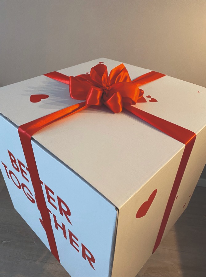 Box z napisem dowolnym napisem w czerwonym kolorze