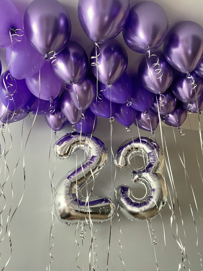 Balony cyfry w kolorze srebrnym z balonami pod sufit