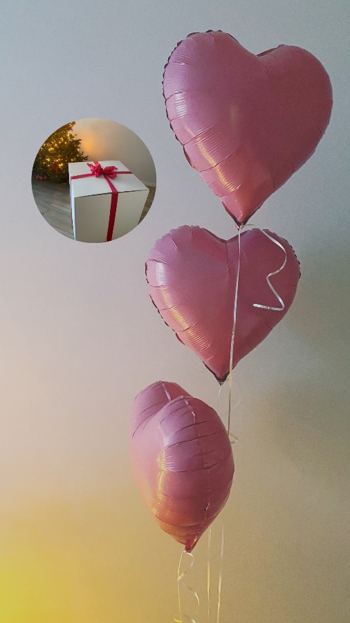 Trzy balony z helem w pudełku