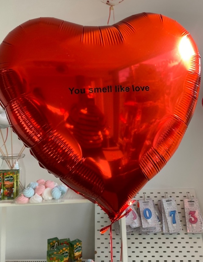 Balon serce 60 cm + napis czarny „you smell like love”