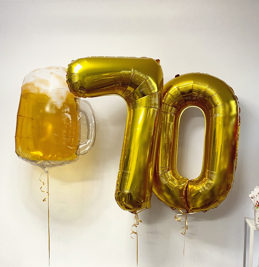 Balony foliowe złote cyfry 70 oraz balon Kufel