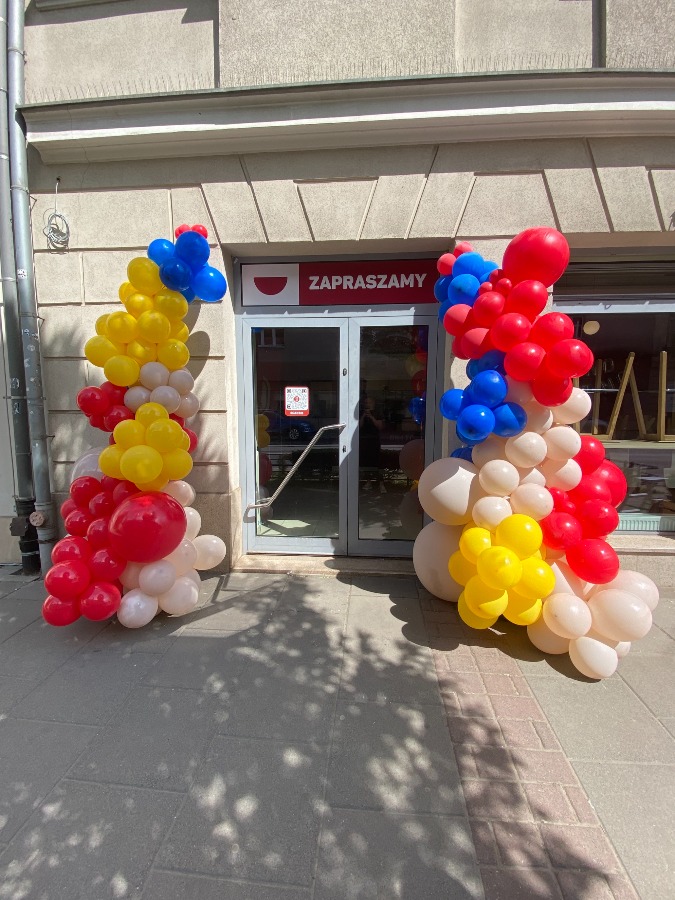 Girlanda balonowa w czterech kolorach na stojakach