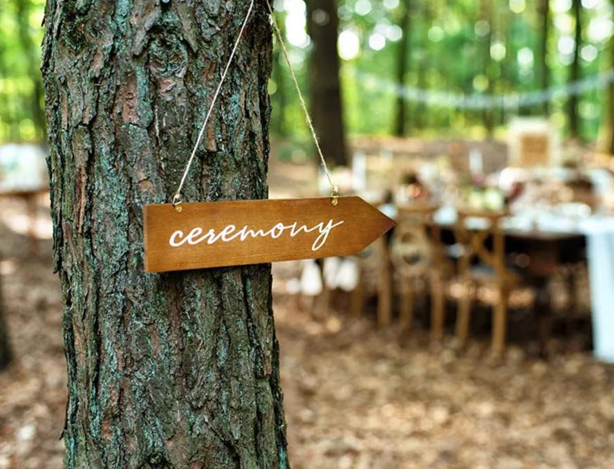 Drewniany drogowskaz z napisem po obu stron Ceremony