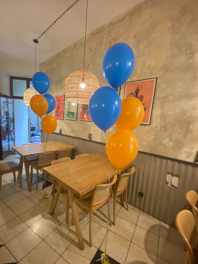 Balon lateksowe w niebieskich i pomarańczowych kolorach