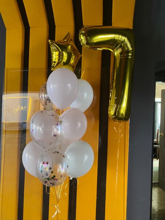 Bukiet balonowy na 7 urodziny ze złotą cyfrą