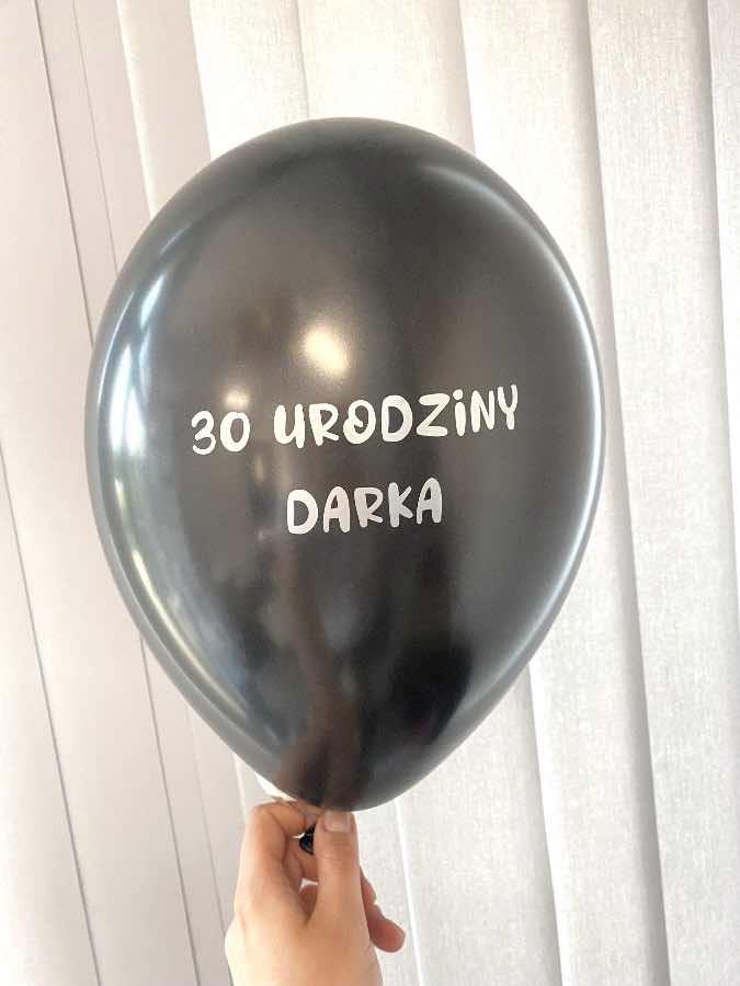 Czarny balon z srebrnym napisem