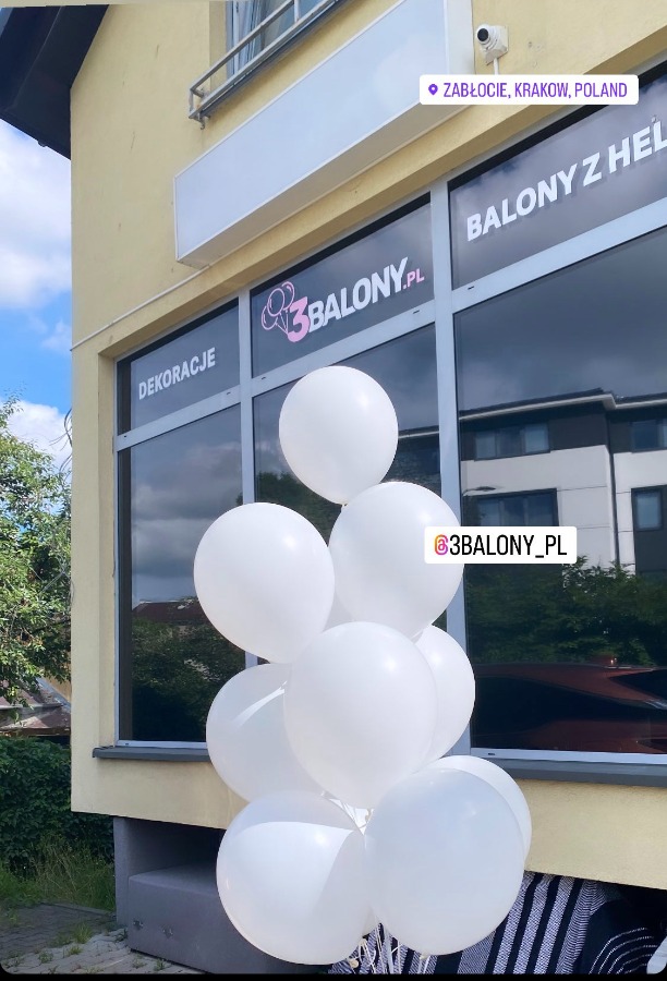 Białe balony w bukiecie